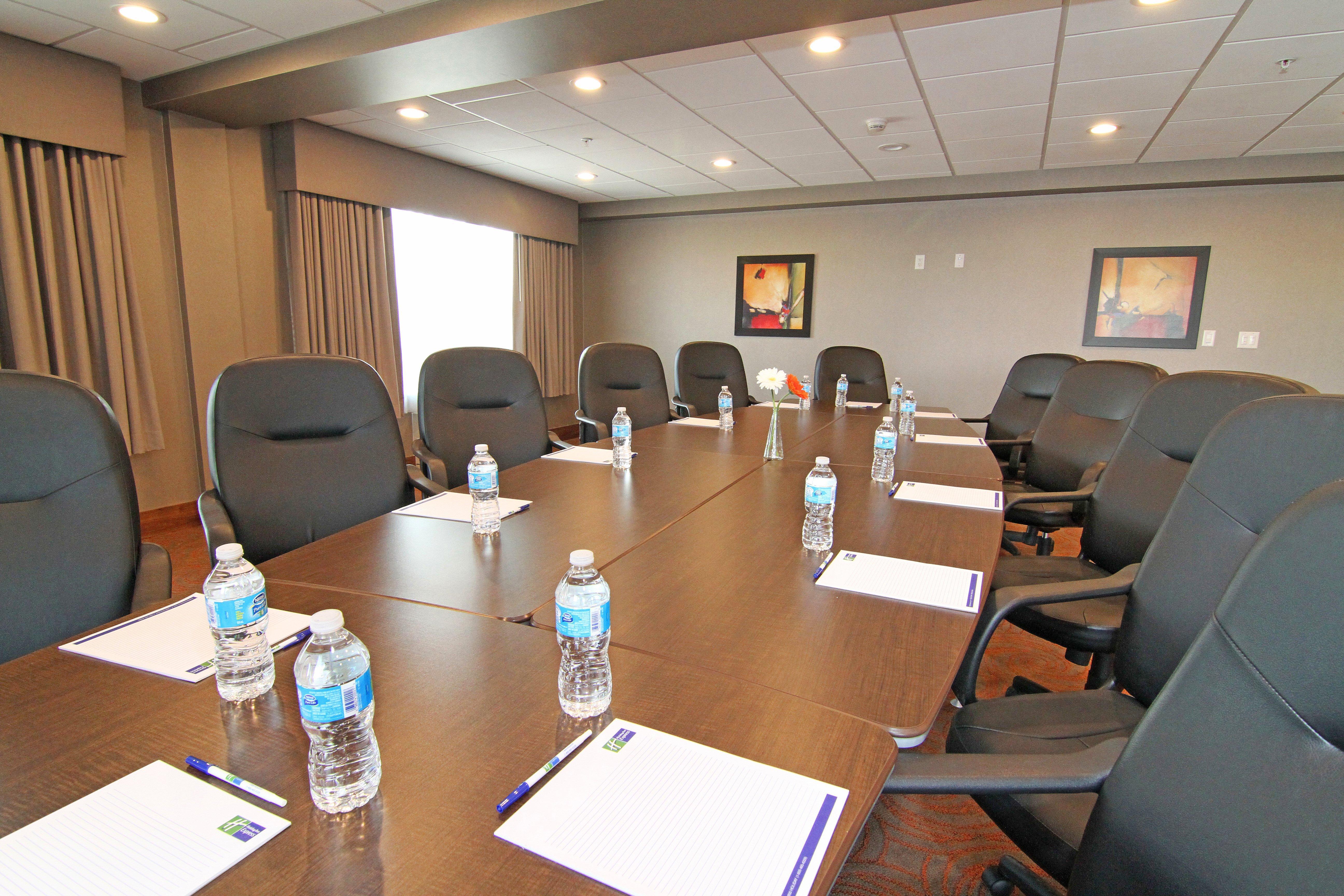 Holiday Inn Express And Suites Calgary University By Ihg Esterno foto